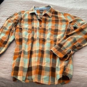 Men’s button up light flannel shirt. EUC.